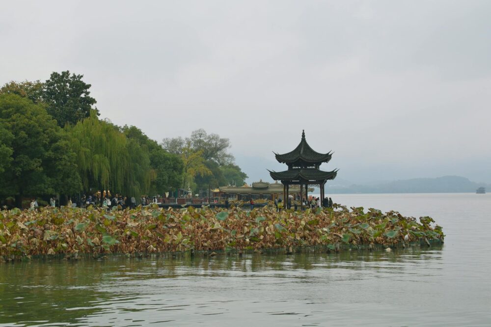 Các Yếu Tố Quan Trọng Trong Phong Thủy Xây Mộ