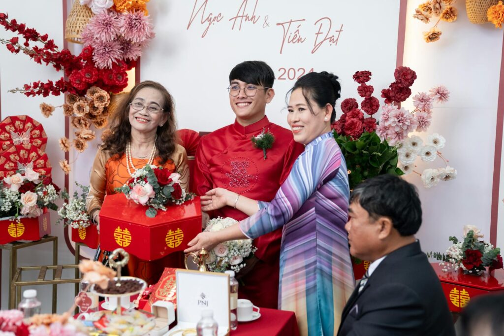 Sự Khác Biệt Trong Lễ Dạm Ngõ